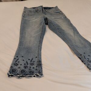 Floral Embroidered Light Blue Women's Flare Capris Jeans